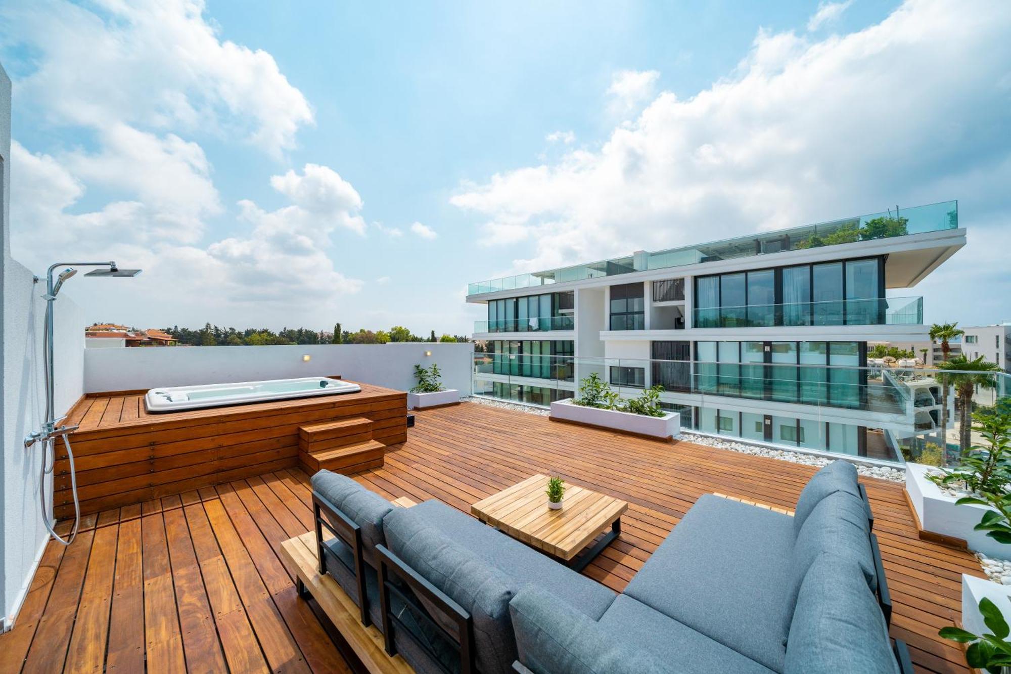 Executive Three-Bedroom Penthouse with Sea view & Jacuzzi